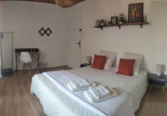 Le logement comprend à l'étage, une jolie chambre de 11m² avec balcon, équipée d Bègles, France Chambre Monde privée avec parties communes Private room in townhouse vacation rental 51612960