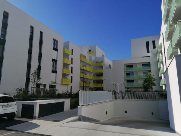 Nous sommes un couple habitant au premier étage d'une résidence récente et calme Talence, France Chambre privée à louer Private room in rental unit vacation rental 41313828