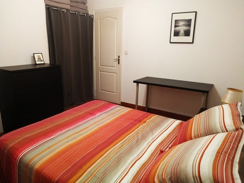 Nous sommes un jeune couple qui faisons du airbnb dans notre maison depuis 2016. Quinsac, France Chambre avec salle de bain privée proche Bordeaux Private room in home vacation rental 40335390
