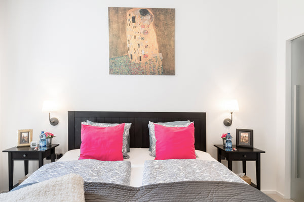 Stroll romantic cobbles home to sleep below Klimt’s glittering Kiss. Bathroom wa Prague, Czechia Quiet, Roomy, Child-Friendly Balcony Flat in Prime Location Entire condo vacation rental 20145275
