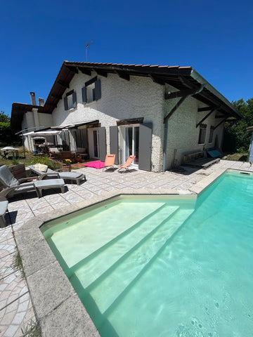 Oubliez vos soucis dans ce logement simple et serein. Située à 20 minutes de Bor Saint-Médard-en-Jalles, France Chambre privée sur terrasse avec piscine Private room in home vacation rental 638364311567815906