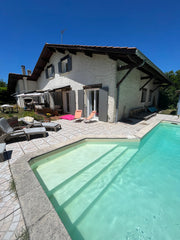 Oubliez vos soucis dans ce logement simple et serein. Située à 20 minutes de Bor Saint-Médard-en-Jalles, France Chambre privée sur terrasse avec piscine Private room in home vacation rental 638364311567815906