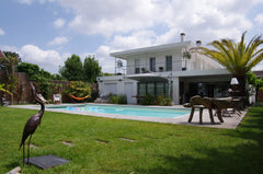 Située à moins de 10 minutes du centre-ville, cette superbe maison à l'esprit "L Bordeaux, France Villa 300m²/Piscine chauffée/Home Cinéma/Jardin Entire home vacation rental 31986109