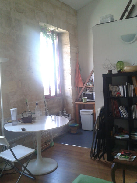 Juste à côté du marché des capucins(c'est le meilleur quartier!!), dans une rue  Bordeaux, France T1 lumineux mezzanine plein centre Entire rental unit vacation rental 3846631