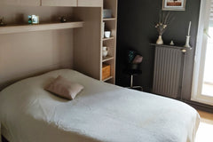 Chambre calme dans petit immeuble <br />Tous commerces et station de tram à 50 m Le Bouscat, France Chambre calme, proche tram, avec petit déjeuner Private room in condo vacation rental 52018341