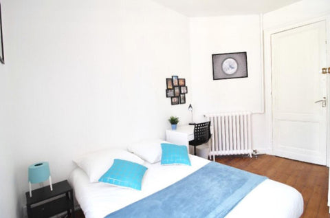 Room of 12m², fully furnished. It has a double bed (140x190) and a bedside table  Beautiful bright room - 12m² - BO14 Private room in rental unit vacation rental 625641393781972927