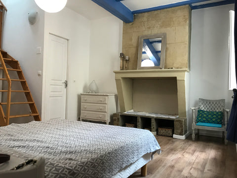 Cozy duplex apartment in the heart of Bordeaux.   Located in the historic center Bordeaux, France Cozy duplex apartment in center of Bordeaux Entire rental unit vacation rental 19815681