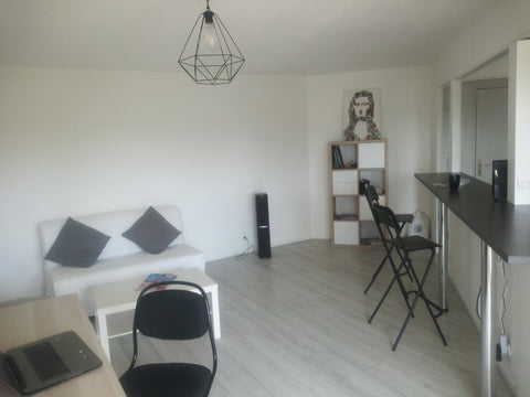 appartement agréable 48m2 avec balcon dans résidence sécurisée avec gardienne da Saintes, France Appart T2 bdx centre, parking, balcon, tram 5 min Entire condo vacation rental 23284356