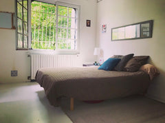 Loue chambre double à l'étage d'une maison individuelle, avec accès  par escalie  Chambre double sdb privée dans maison individuelle Private room in home vacation rental 35931307