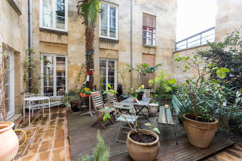 grand appartement s'enroulant autour d'un petit jardin privatif orienté au sud;  Bordeaux, France Maison atypique avec jardin / centre de Bordeaux Entire rental unit vacation rental 7681597