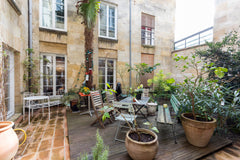 grand appartement s'enroulant autour d'un petit jardin privatif orienté au sud;  Bordeaux, France Maison atypique avec jardin / centre de Bordeaux Entire rental unit vacation rental 7681597