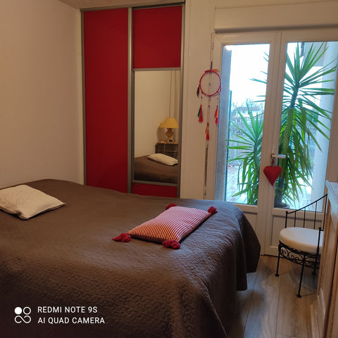 Double room bed x 160, French door access terrace. Everything is at your disposa Bordeaux, France Chambre dans maison proche aéroport Mérignac Private room in townhouse vacation rental 23373809