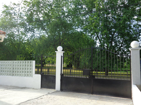 Maison contemporaine de 130 m2 située dans un écrin de verdure, proche du centre  Belle maison tranquille proche du centre ville. Entire villa vacation rental 50387720