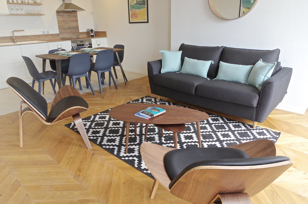 Lovely 2 bedroom apartment, 70 sqm, in the lovely district of Chartrons. <br /><  Fantastic 2 bedroom 70sqm with stunning view! Entire rental unit vacation rental 23775261