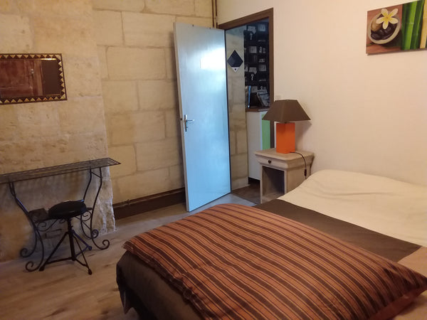 Chambre dans Maison de ville,en pierre,proche gare(2km)1/4heure a pied,commerces  Chambre dans echoppe bordelaise ,2km gare bordeaux Private room in townhouse vacation rental 23478204