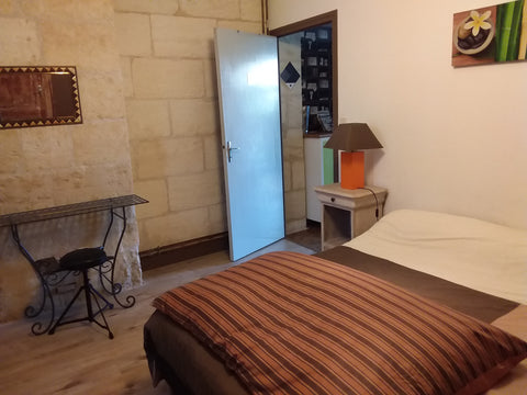 Chambre dans Maison de ville,en pierre,proche gare(2km)1/4heure a pied,commerces  Chambre dans echoppe bordelaise ,2km gare bordeaux Private room in townhouse vacation rental 23478204
