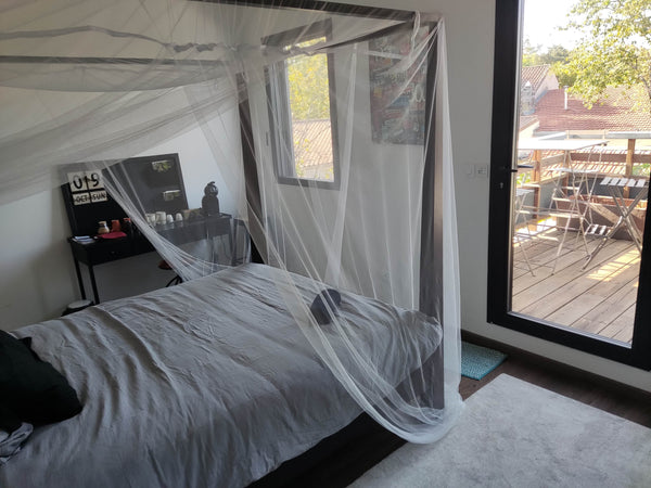 Oubliez vos soucis dans ce logement spacieux et serein. Suite avec salle de bain Bordeaux, France SUITE +PDJ+SDB WC privée+TERRASSE+TRAM+FIBRE+CLIM Private room in townhouse vacation rental 609893685481889529