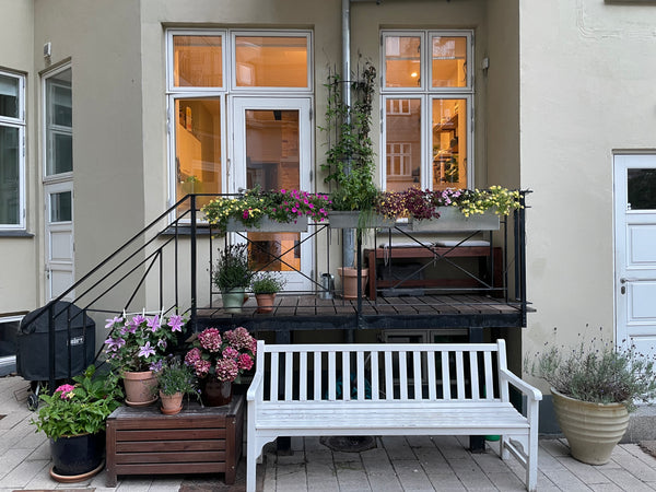Spacious and quiet apartment with balcony and direct access to the yard in Øster Copenhagen, Denmark Skøn og stor lejlighed med altan Entire condo vacation rental 646399816654920712