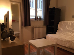 Situé à deux pas de la place des Terraux, ce petit studio est prêt de tout ! Pen Annecy, France Petit studio en plein cœur de Lyon 1er. Entire rental unit vacation rental 16544936