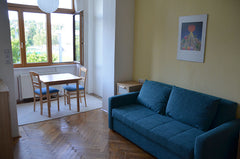 Unser Zimmer liegt in unserer Wohnung, ein heller Raum mit freiem Blick auf grün Vienna, Austria Freundliches Zimmer in U-Bahn Nähe Private room in rental unit vacation rental 18625962