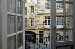 Au cœur du vieux Bordeaux quartier branché St Paul hyper centre, très joli T2 en Bordeaux, France T2 CHIC CHARME BDX CENTRE GARAGE loc. mini 1 mois Entire rental unit vacation rental 10489902