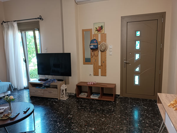 Ground floor apartment by to the sea, located in the city. There  are restaurant  Ισόγειο διαμέρισμα με αυλή, δίπλα στην θάλασσα Entire condo vacation rental 677422372330998118