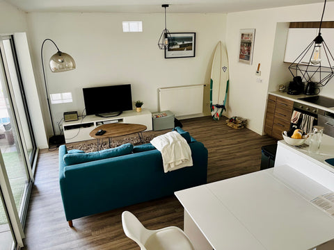 T2 avec surface habitable de 60 m2 dont grand espace extérieur de 15 m2.<br />Au Bordeaux, France T2 lumineux avec Loggia, au pied du tram C 🚊 Entire rental unit vacation rental 648537221705952701