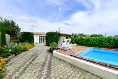 Quiet and bright studio opening on a nice garden with swimming pool<br /><br />D Bègles, France Studio 40m2 close to Bordeaux with free parking Entire vacation home vacation rental 4756782