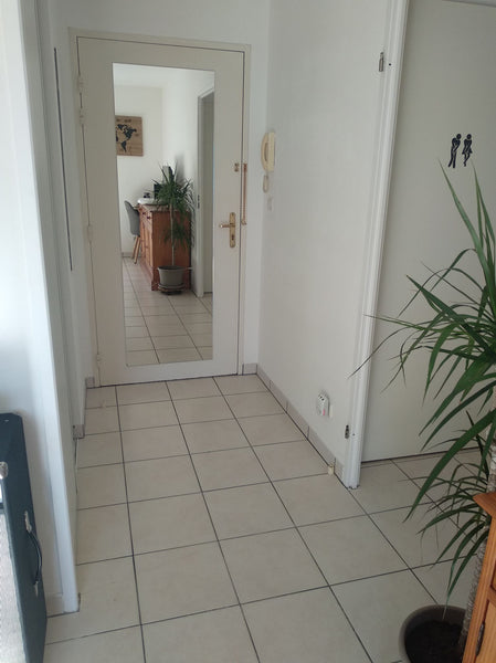 Loue, joli T2 cosy, pouvant acceuillir jusqu'à deux personnes.<br />La résidence Bordeaux, France T2 Cosy dans résidence avec piscine Entire condo vacation rental 44570352