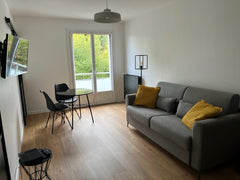 Studio de 25 m2 au 1er étage, fibre et wifi avec une place de parking sécurisé.  Poitiers, France Talence : Superbe Studio fraichement rénové Entire rental unit vacation rental 632626052288346953