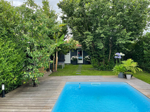 Chambre avec kitchenette, sa salle d’eau et wc  privé dans dépendance au fond d’  Escale dans un écrin de verdure Private room in home vacation rental 34325762