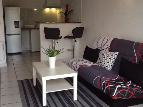 Sur la route de la mer et des vins la petite villa Maria comprend literie neuve,  Villa Maria 50 m2 jardin et wifi fibre optique Entire villa vacation rental 28710647