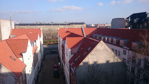 Mit lille, hyggelige værelse har en seng, 80x200 cm, kurvestol og -bord samt lil Copenhagen, Denmark Værelse med udsigt ved Sortedam Søen Private room in condo vacation rental 24075058