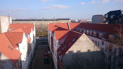 Mit lille, hyggelige værelse har en seng, 80x200 cm, kurvestol og -bord samt lil Copenhagen, Denmark Værelse med udsigt ved Sortedam Søen Private room in condo vacation rental 24075058