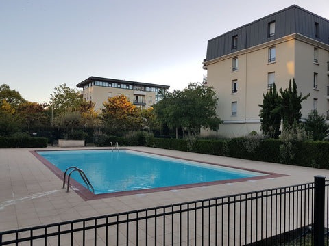 Au cœur d'une résidence calme, appartement composé d'une chambre et d'un grand s Bordeaux, France La Pie qui Chante, Home's Entire condo vacation rental 32630844