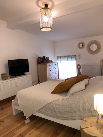 Située dans une impasse calme bordée d’échoppes, la chambre est à 8 minutes à pi  Chambre conviviale proche de la Gare Saint Jean Private room in home vacation rental 20230629