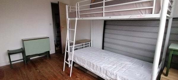 chambre de 10m² dans quartier calme. Avec parking ds la cour.<br />proche lacana Taillan-Médoc, France Chambre calme au taillan , avec parking Private room in casa particular vacation rental 590610272767467536