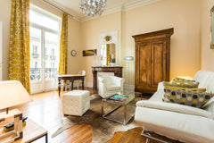 In the heart of  Bordeaux this  spacious T2 (52 m2) is the place to discover Bor Bordeaux, France Sainte Colombe view Entire rental unit vacation rental 2522837
