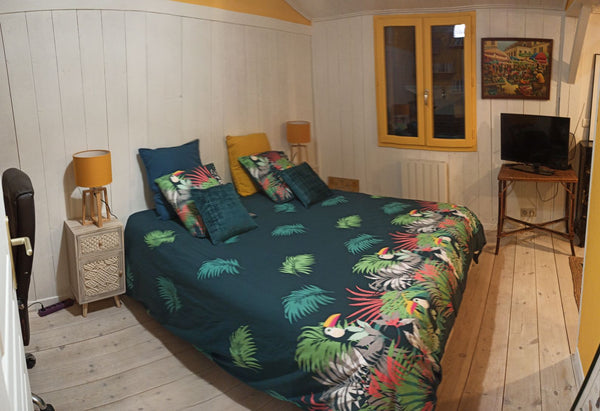 Nadine, hôte depuis 2016, loue  nouvelle chambre à l'étage avec salle d'eau et W Bègles, France Chambre, SDB et WC privatifs ,dans maison,jardin. Private room in home vacation rental 44320770