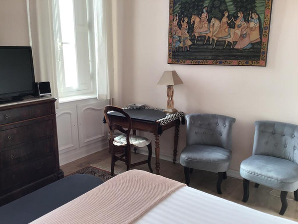 L'entrée de l'immeuble se fait sur le cours le cours du chapeau rouge entre la p  Chambre et dépendances au coeur du chapeau rouge Entire rental unit vacation rental 23392192