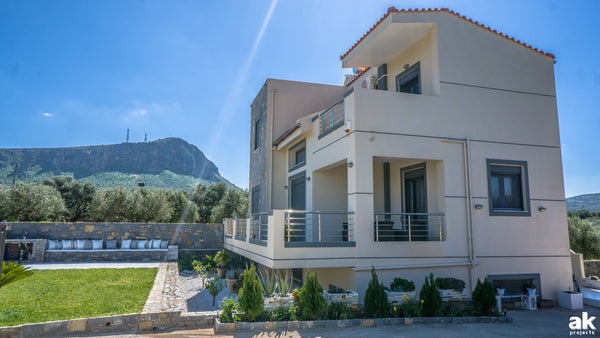 A quiet new maisonette of 133sq m with spacious outdoor garden and patios. Can a  Angelina Maisonette Gouves Entire home vacation rental 42650399