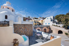 Renovated cave-style apartment with open-air jacuzzi.<br />One of our four rooms Thira, Greece Tsikoudia Room in bed and breakfast vacation rental 31845386