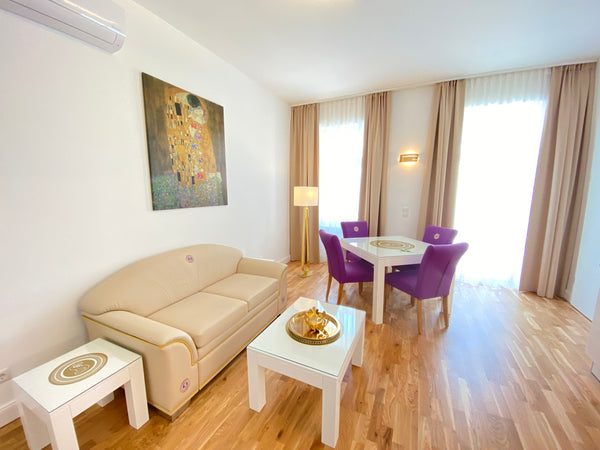 Unser gemütliches Apartment liegt in einem klassischen Wiener Altbau im 2. Bezir Vienna, Austria Steiner Residences Nestroyplatz Two-bedroom Apt. Entire rental unit vacation rental 654405629439613058