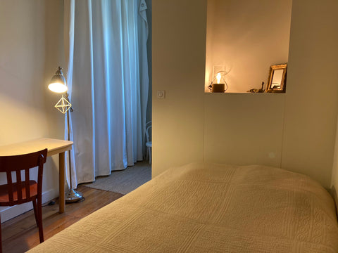 La chambre se situe à l’étage d’une grande maison familiale à 15 minutes à pied  Bordeaux, France Chambre avec salle d’eau dans maison familiale Private room in bed and breakfast vacation rental 50172929