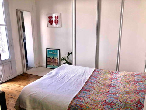 Chambre individuelle avec salle de bain privative et terrasse située dans une ma Bordeaux, France Chambre, salle de bain, terrasse au centre de Bdx Private room in townhouse vacation rental 38862344