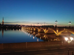 En plein dans le quartier Saint-Michel, vue sur la place, ses brocantes, l'appar Bordeaux, France Flocon face à la Basilique st Michel Private room in rental unit vacation rental 44786460