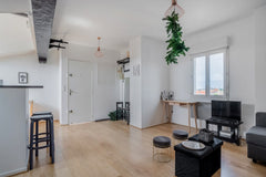 Charming apartment with a very nice view for 4 travellers. Ideally located, clos Bordeaux, France CHARMING APARTMENT FOR 4 PEOPLE, CLOSE TO THE CENTRE OF BORDEAUX. Entire rental unit vacation rental 37479660