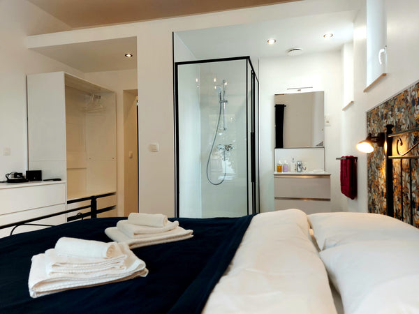 Stylish room with private bathroom to rent , at the 1st floor of a fully renovat  ** Peaceful 