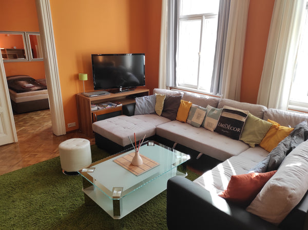 90 sqm - 950 sqf<br />With LIFT/ELEVATOR and a wheelchair LIFT/ELEVATOR access.< Prague, Czechia ❤️ The essence of the OLD TOWN ❤️ Entire rental unit vacation rental 5882166