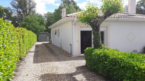 Une lumineuse véranda de 40m2 composée d'une cuisine équipée et aménagée, d'une  Clermont-Ferrand, France Maisonnette-véranda indépendante. Tiny home vacation rental 24128792